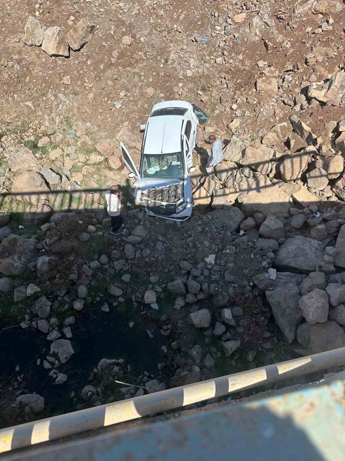 Diyarbakır’da otomobil köprüden düştü: 1 yaralı