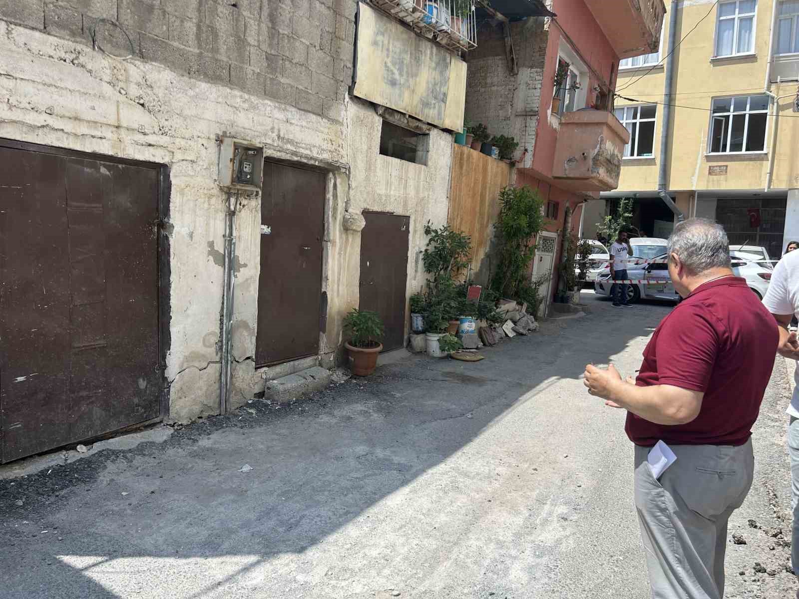 Yoldaki çökmeler evleri tehdit etmeye başladı
