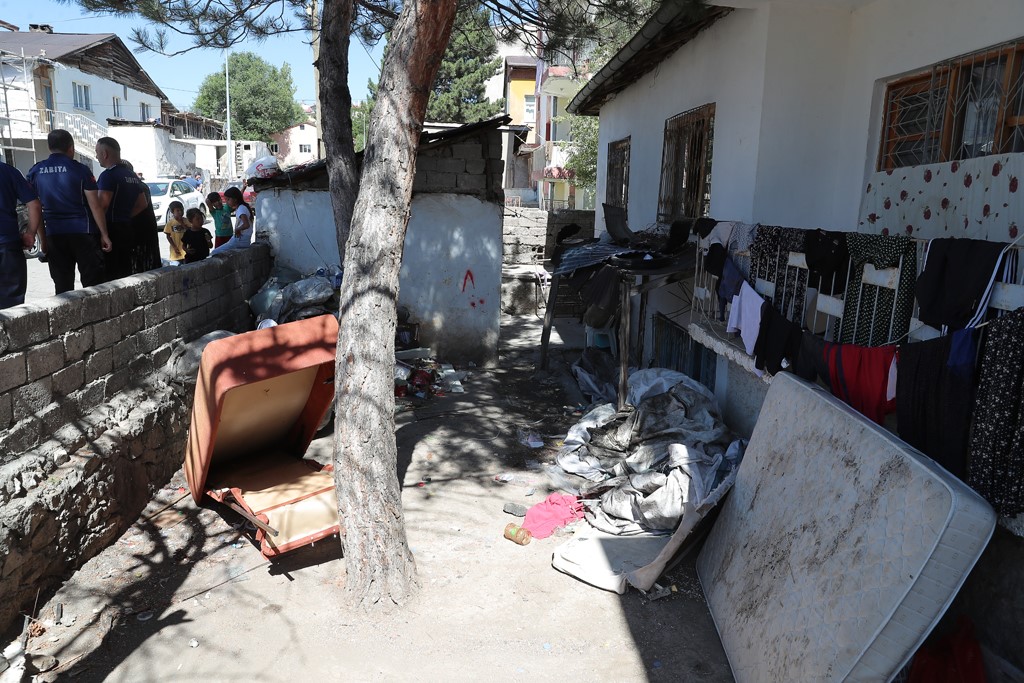 Sivas Belediyesi&rsquo;nden mahalle aralarındaki atık yığınlarına m&uuml;dahale
