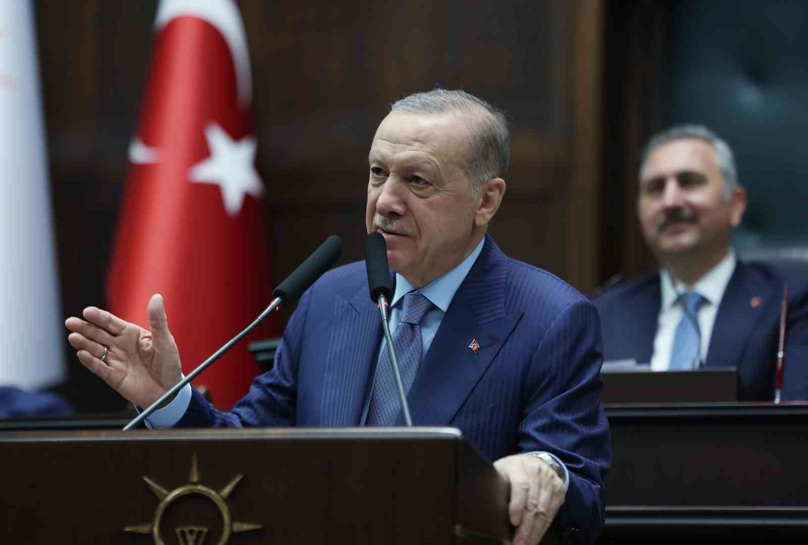 Cumhurbaşkanı Erdoğan: "Anayasa ve Seçim Kanunu değişmediğine göre cumhurbaşkanı ve milletvekilliği seçimi 2028 yılında, mahalli idareler seçimleri 2029 yılında yapılacak Bay Özgür."