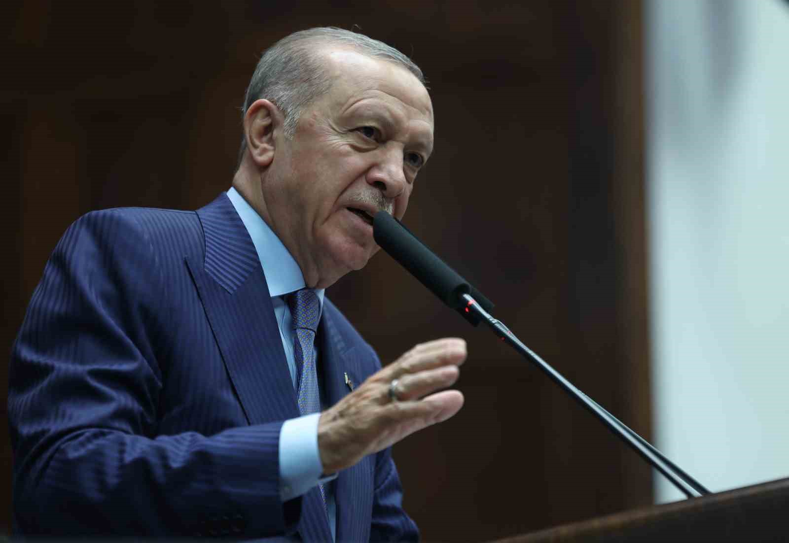 Cumhurbaşkanı Erdoğan: "Bunlar sandığı kendi iç mücadelelerinde sergiledikleri tiyatronun bir aksesuarı sanıyorlar. Halbuki sandık namustur. Cumhuriyet de bir kurallar ve kurumlar rejimidir. Cumhuriyeti ve demokrasiyi hukuk önünde hesap veren hırsızlarını