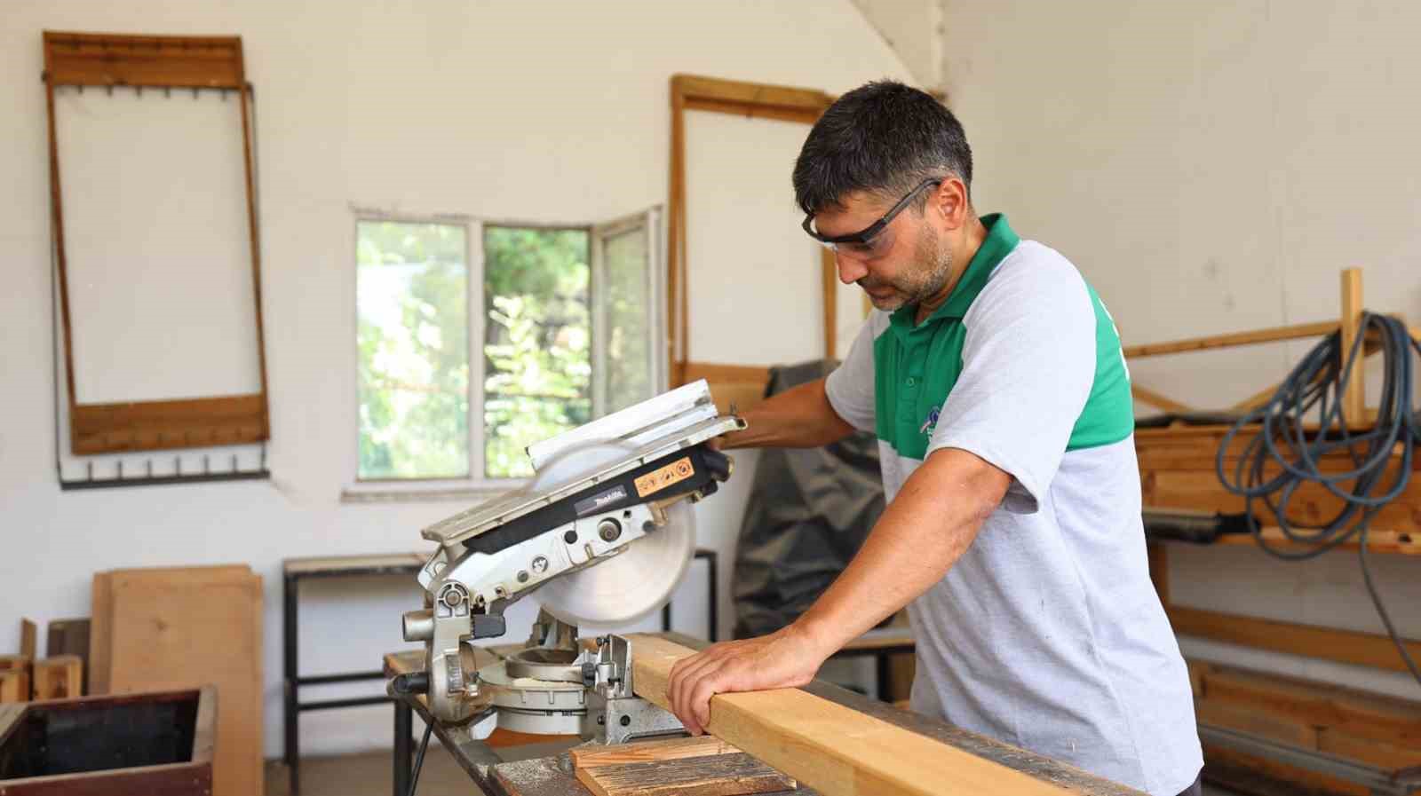 Sultangazi Belediyesi kent mobilyalarını kendi üretiyor