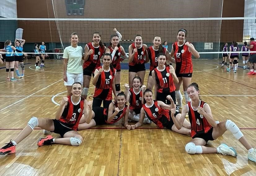 Eskişehir Kız Voleybol Takımı Türkiye yarı finallerinde