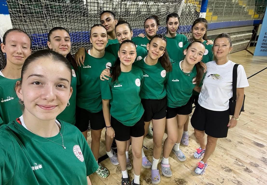 Eskişehir Kız Voleybol Takımı Türkiye yarı finallerinde