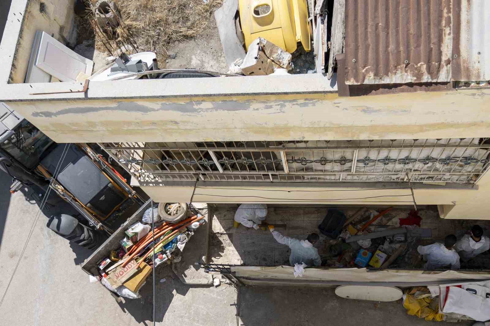 Mersin’de çöp ev temizlendi, 10 kamyon çöp çıkarıldı