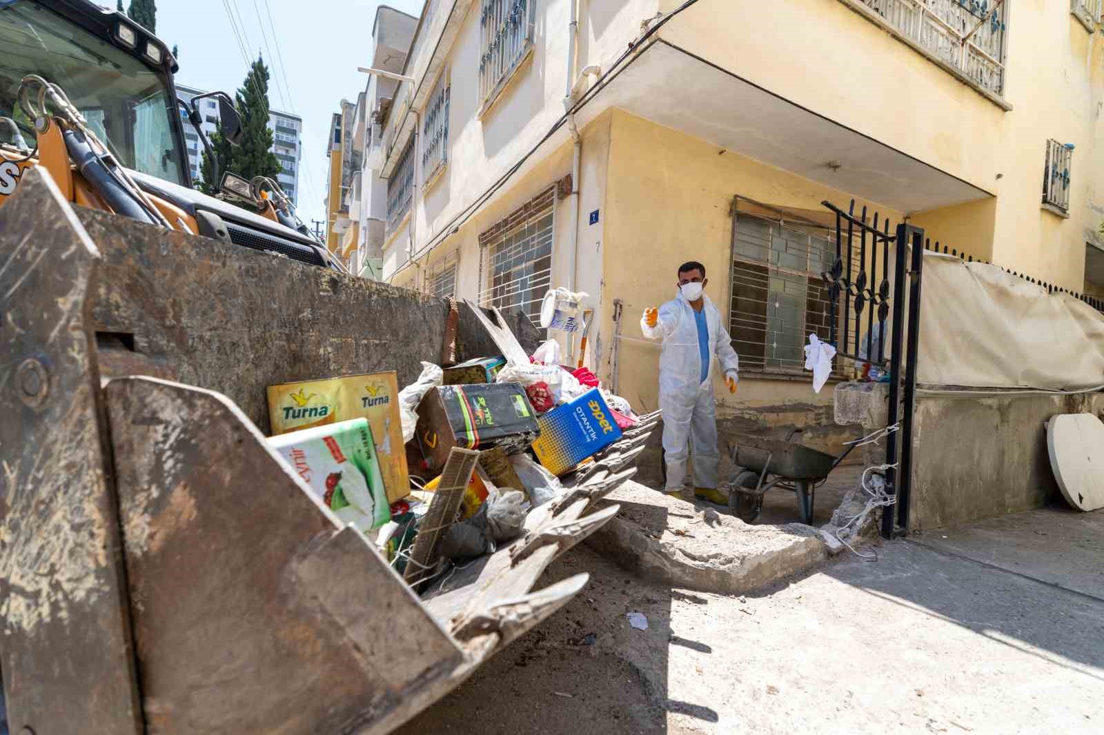 Mersin&rsquo;de &ccedil;&ouml;p ev temizlendi, 10 kamyon &ccedil;&ouml;p &ccedil;ıkarıldı
