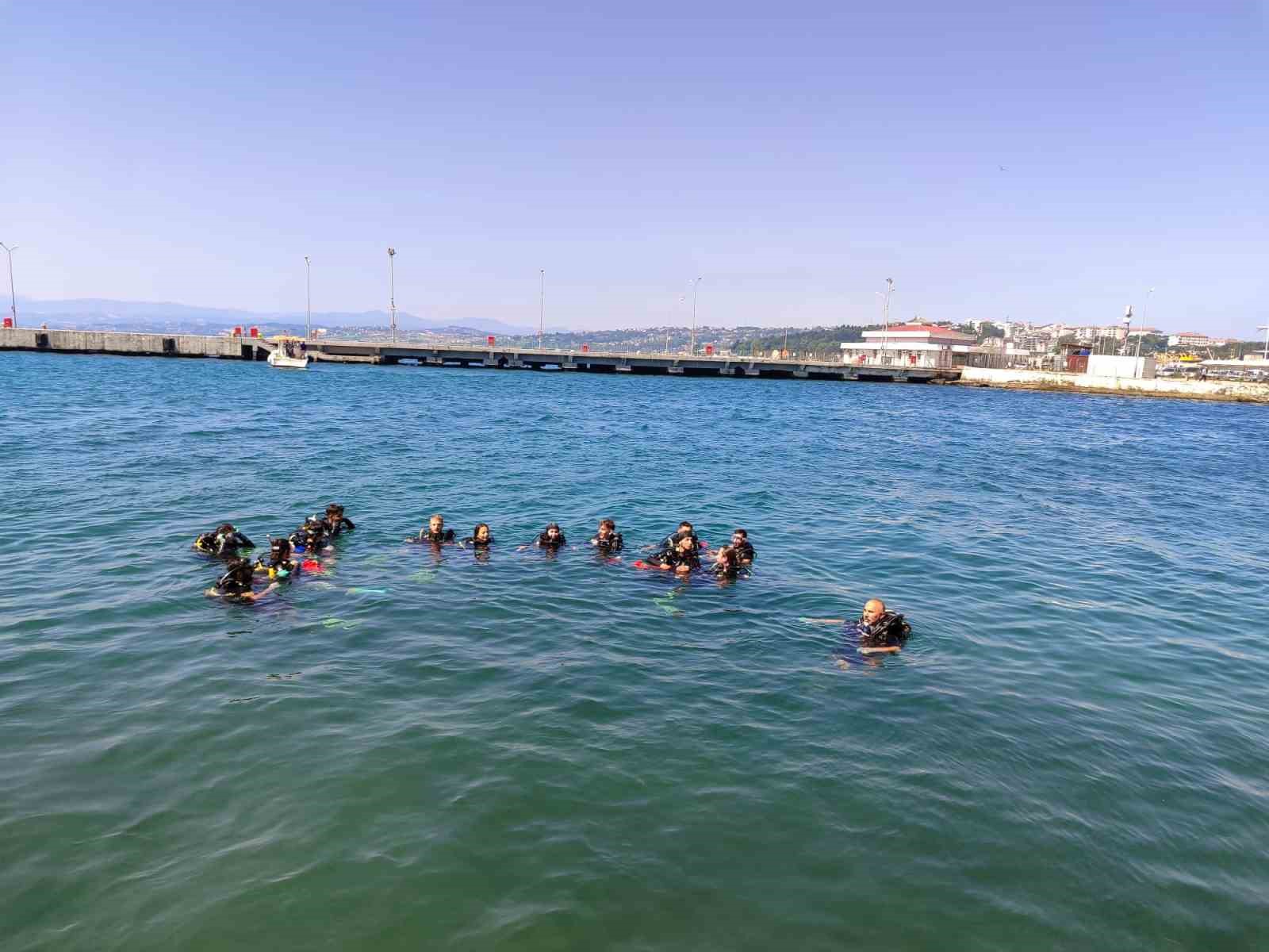 Uluslararası g&ouml;n&uuml;ll&uuml;ler Sinop&rsquo;u temizledi
