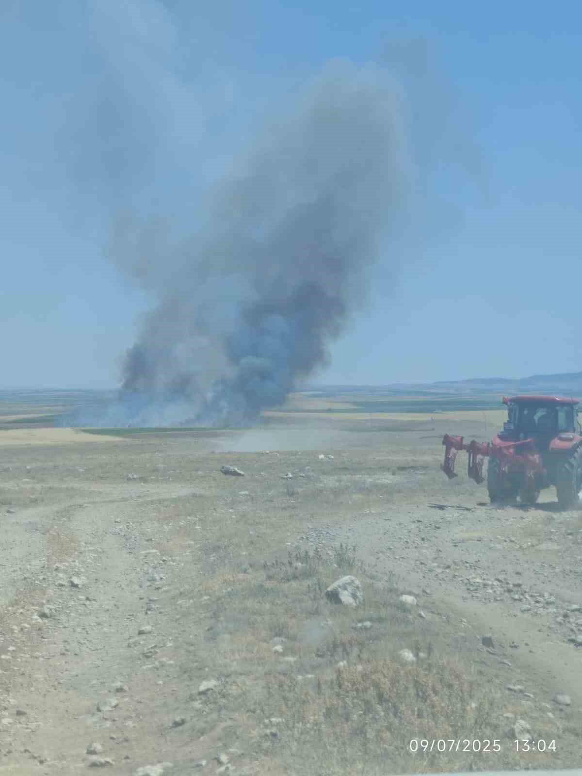 Ekin tarlasında yangın &ccedil;ıktı
