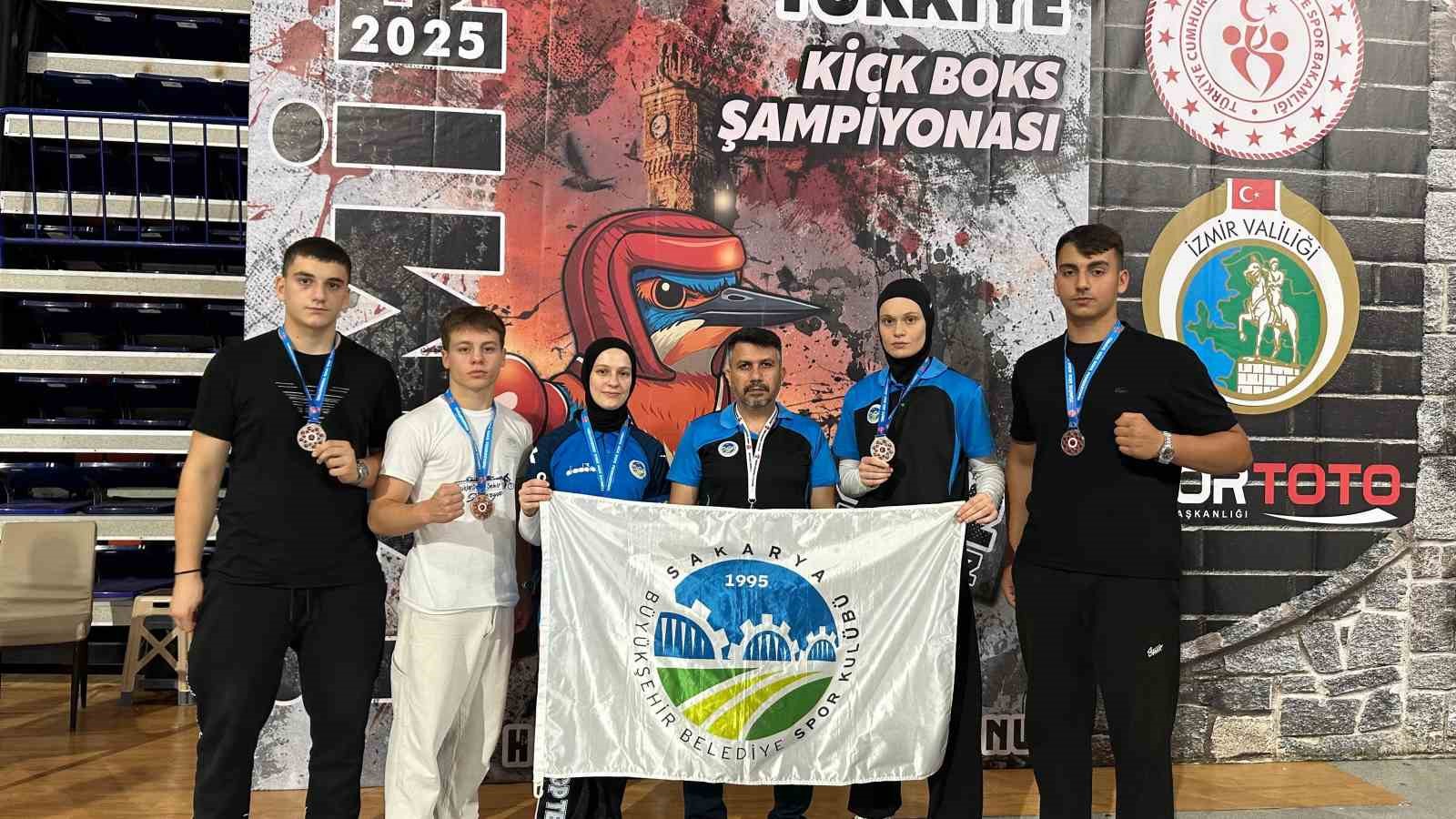 Sakarya Büyükşehir Kick Boks sporcularından İzmir’de madalya yağmuru