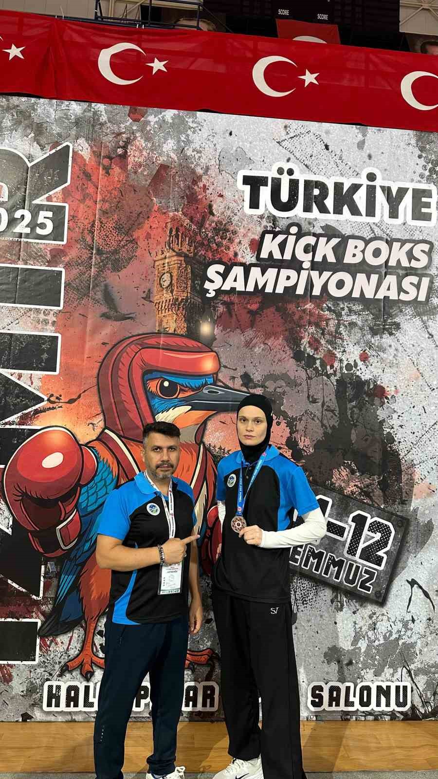 Sakarya B&uuml;y&uuml;kşehir Kick Boks sporcularından İzmir&rsquo;de madalya yağmuru
