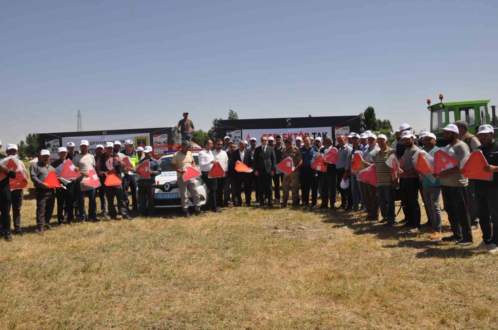 Bulanık’ta traktörlere reflektör takma programı