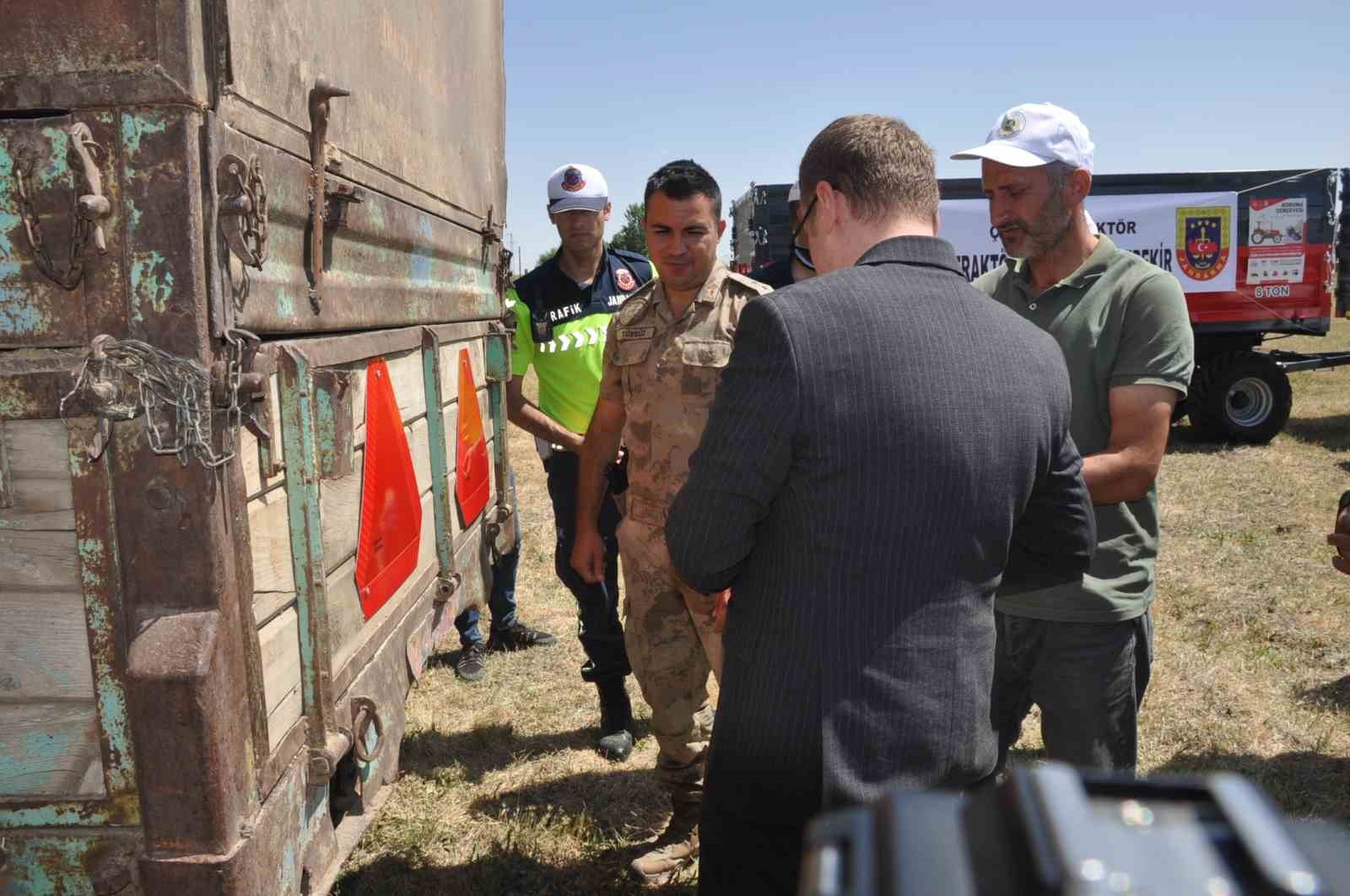 Bulanık’ta traktörlere reflektör takma programı