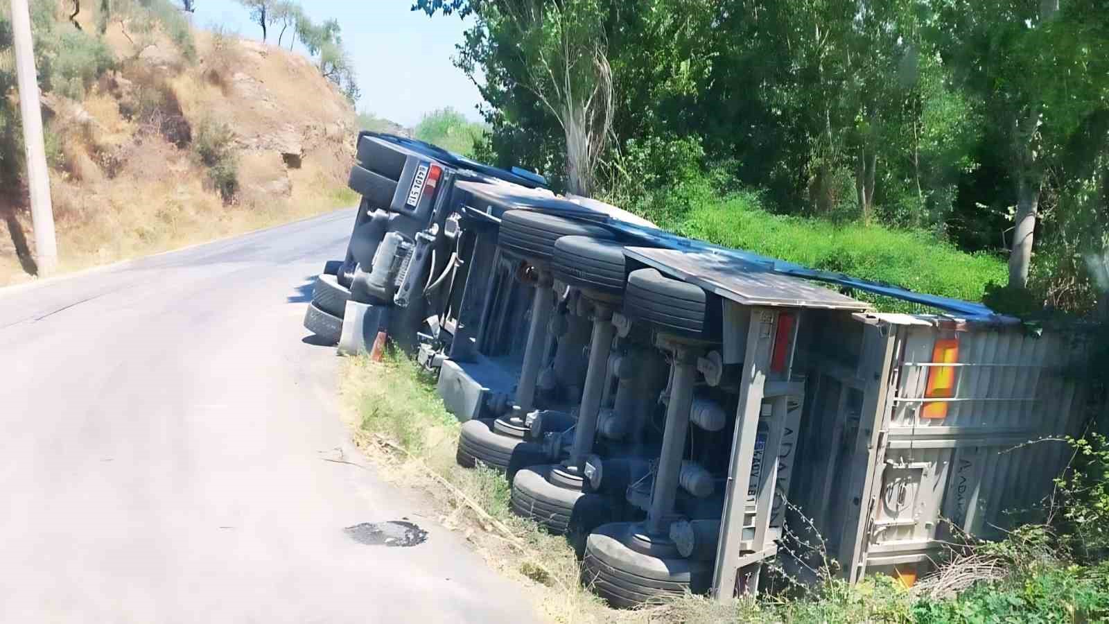 Söke’de tır şarampole devrildi