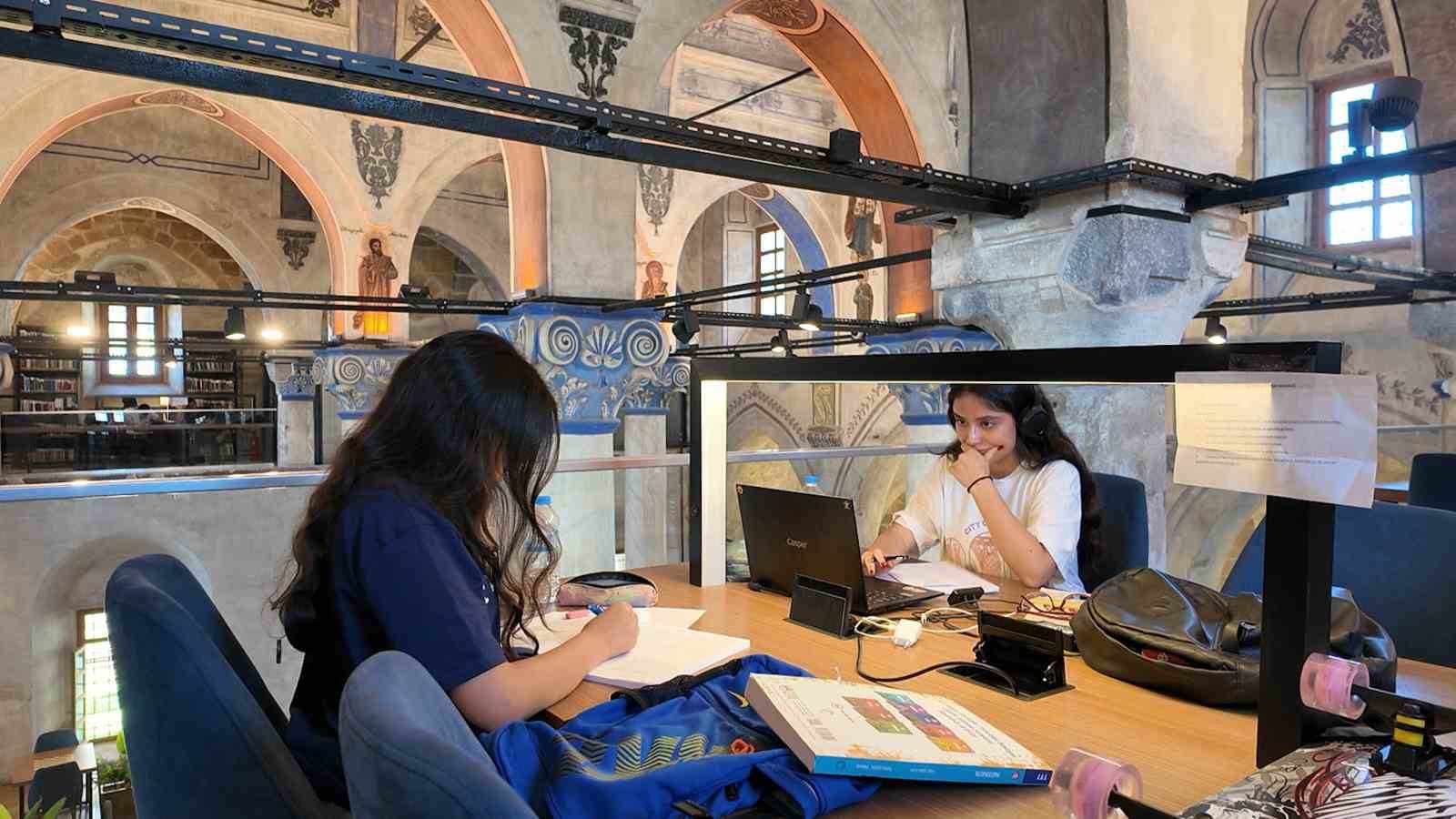 164 yıllık kilise, k&uuml;t&uuml;phane olarak hizmet veriyor
