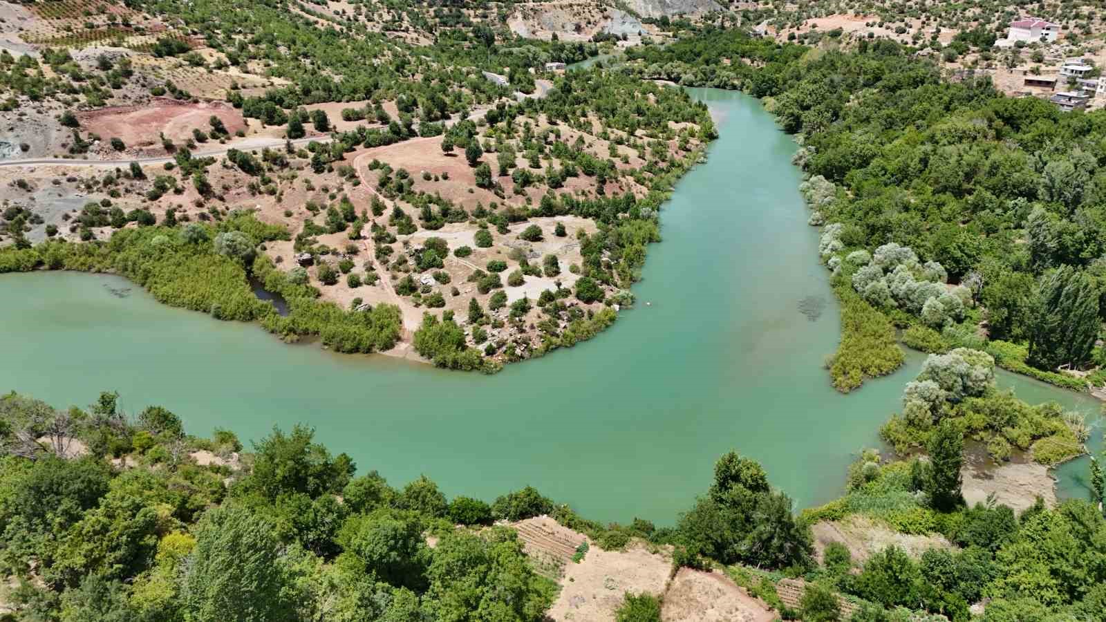 Diyarbakır’da berrak suyu ve yeşilliğiyle göz kamaştıran köy havadan görüntülendi