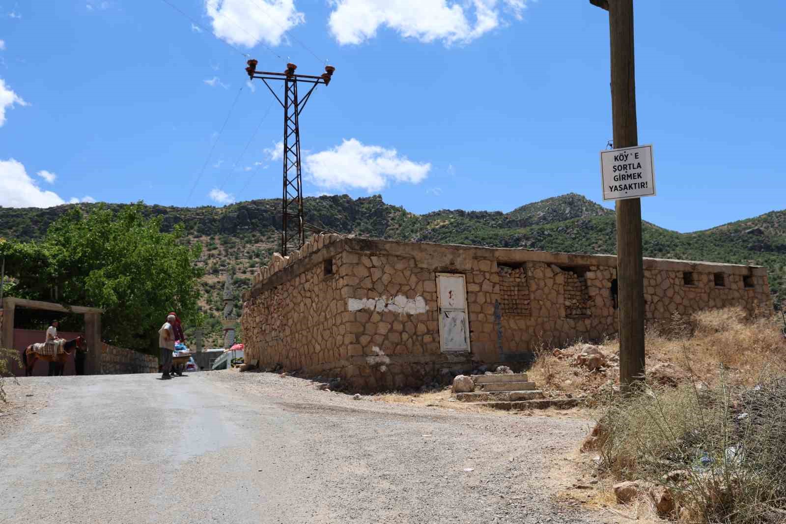 Diyarbakır&rsquo;da berrak suyu ve yeşilliğiyle g&ouml;z kamaştıran k&ouml;y havadan g&ouml;r&uuml;nt&uuml;lendi
