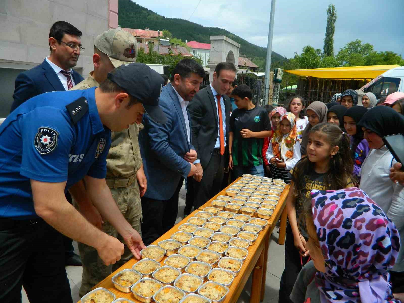 Posof Müftülüğünden aşure ikramı