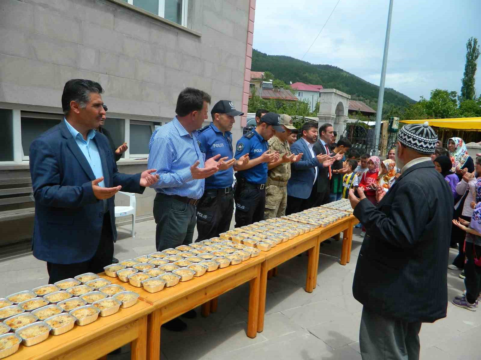 Posof Müftülüğünden aşure ikramı