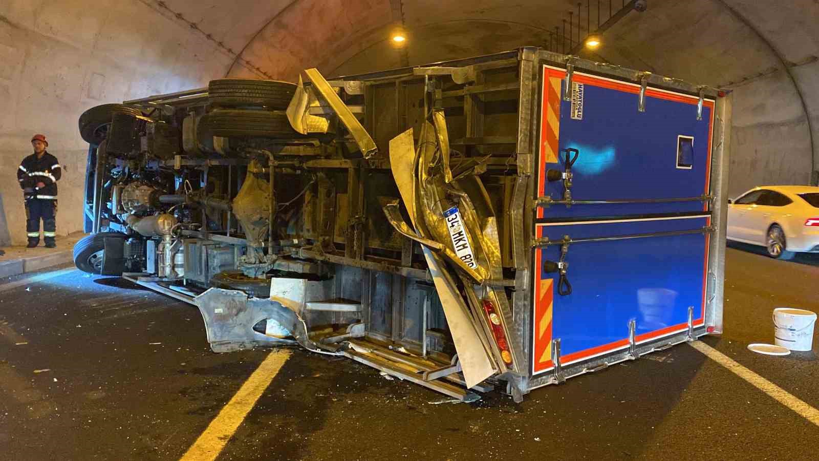 Kuzey Marmara Otoyolu’nda tünel içinde kaza: 1’i çocuk 3 yaralı