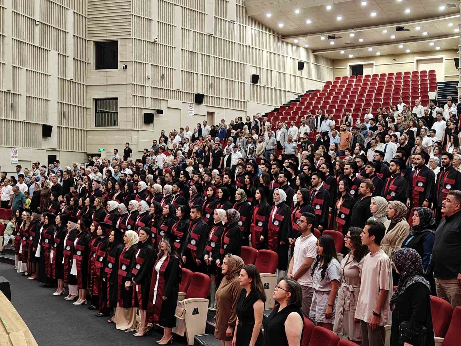 ERÜ Eczacılık Fakültesi 16. dönem mezunlarını verdi