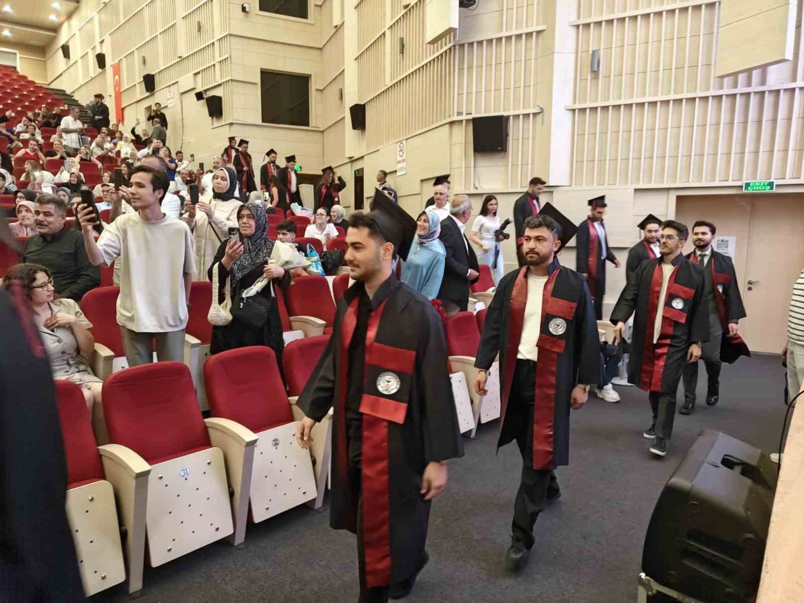 ERÜ Eczacılık Fakültesi 16. dönem mezunlarını verdi