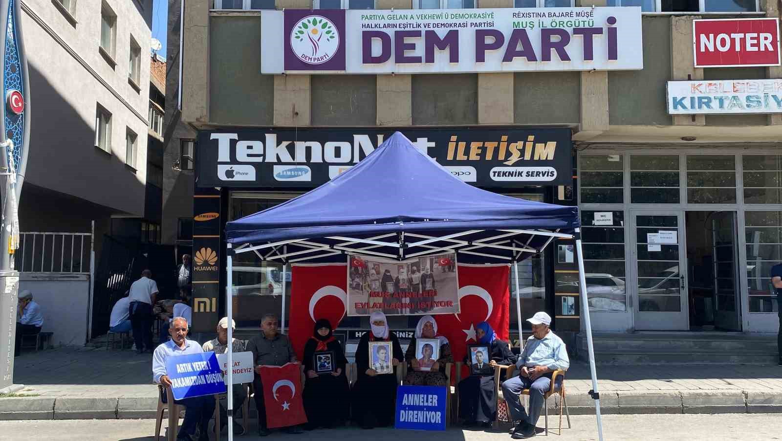 Muşlu annelerin evlat n&ouml;beti devam ediyor
