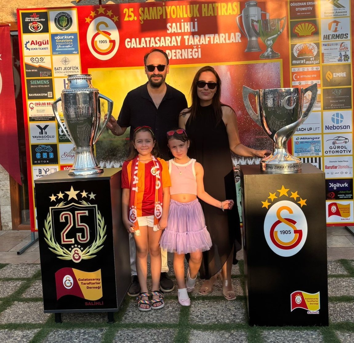 Salihli’deki Galatasaraylılardan çifte kupalı kutlama
