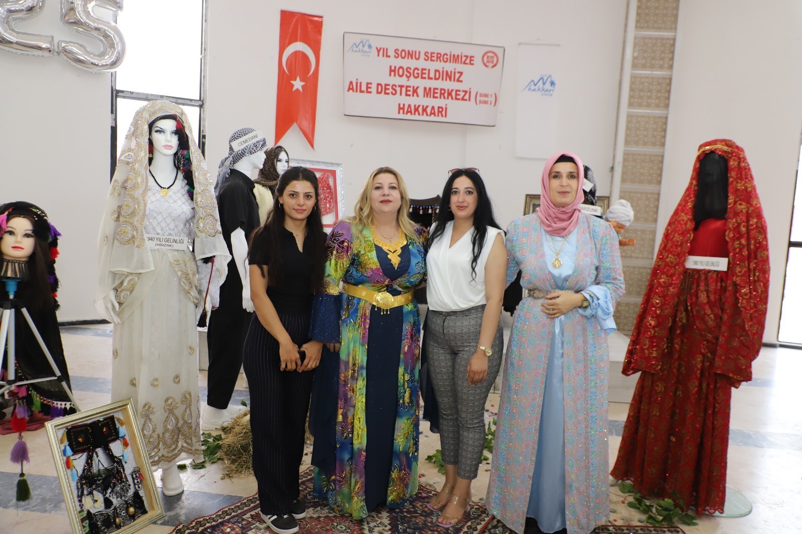 Hakkari’de 1940 ve 1960’lara ait gelinlikler sergilendi

