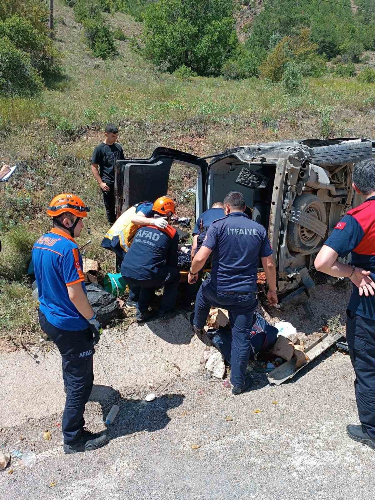 Hafif ticari araç menfeze çarpıp takla attı: 3 yaralı
