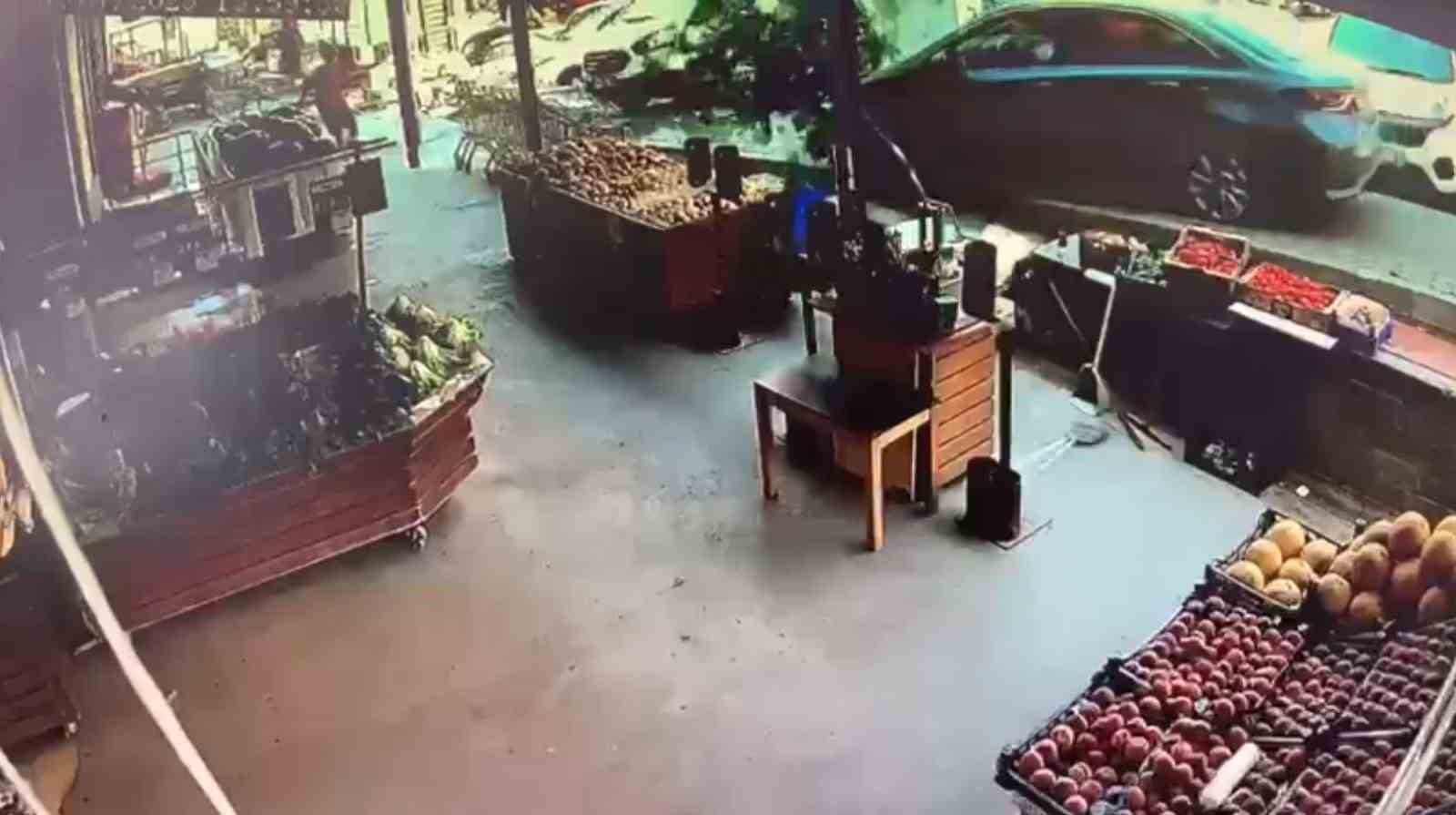 Eyüpsultan’da otomobil kaldırıma çıktı: Market çalışanının ölümden döndüğü anlar kameraya yansıdı
