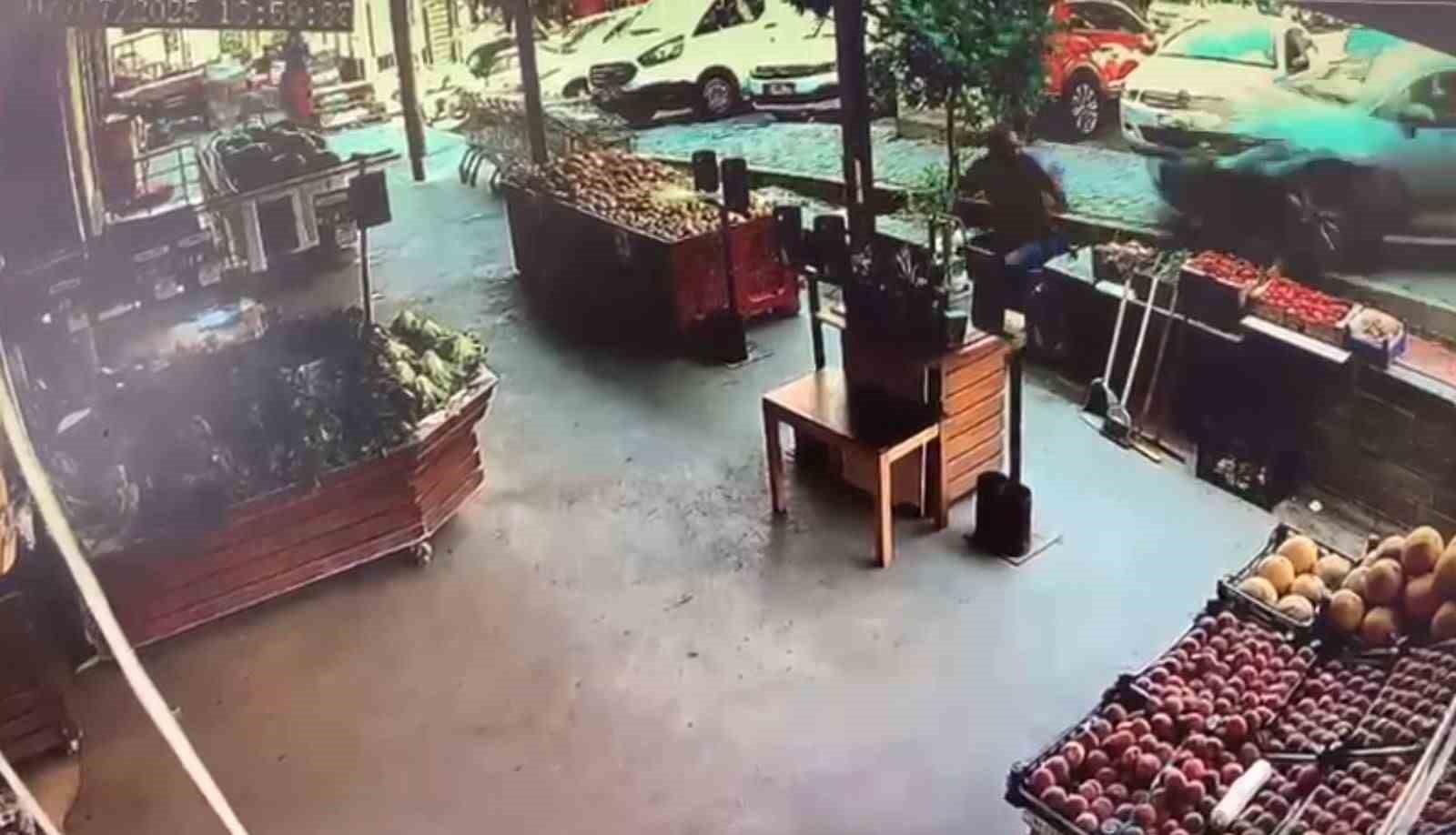 Eyüpsultan’da otomobil kaldırıma çıktı: Market çalışanının ölümden döndüğü anlar kameraya yansıdı
