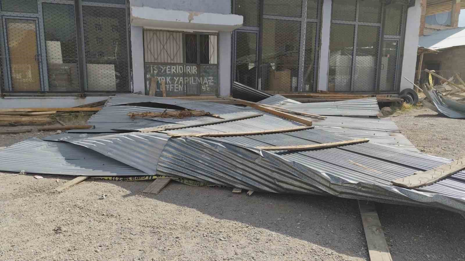 Rüzgar çatıları uçurdu, 3 araç hasar gördü
