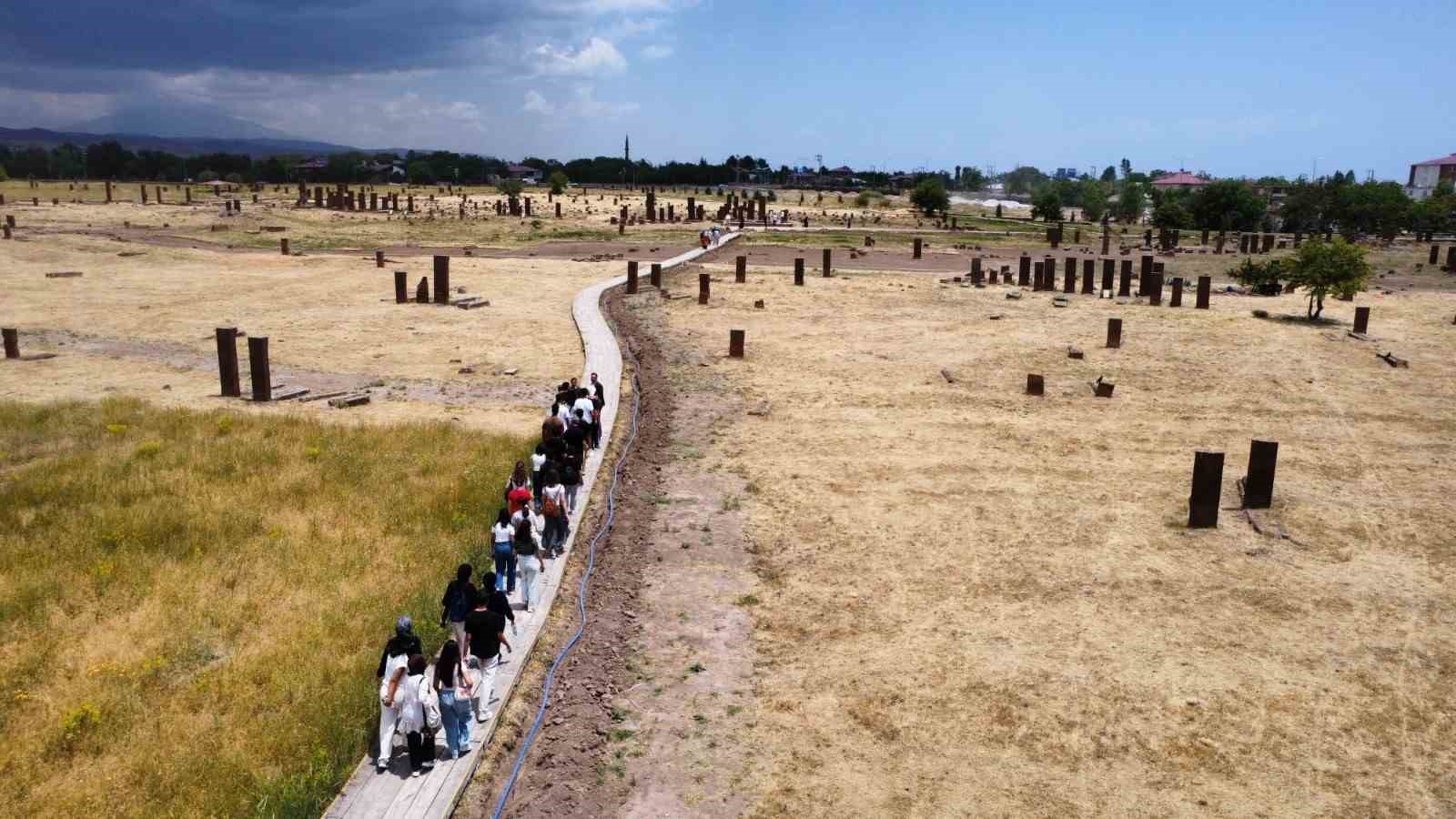 Antalyalı öğrenciler tarihi ilçe Ahlat’ı gezdi
