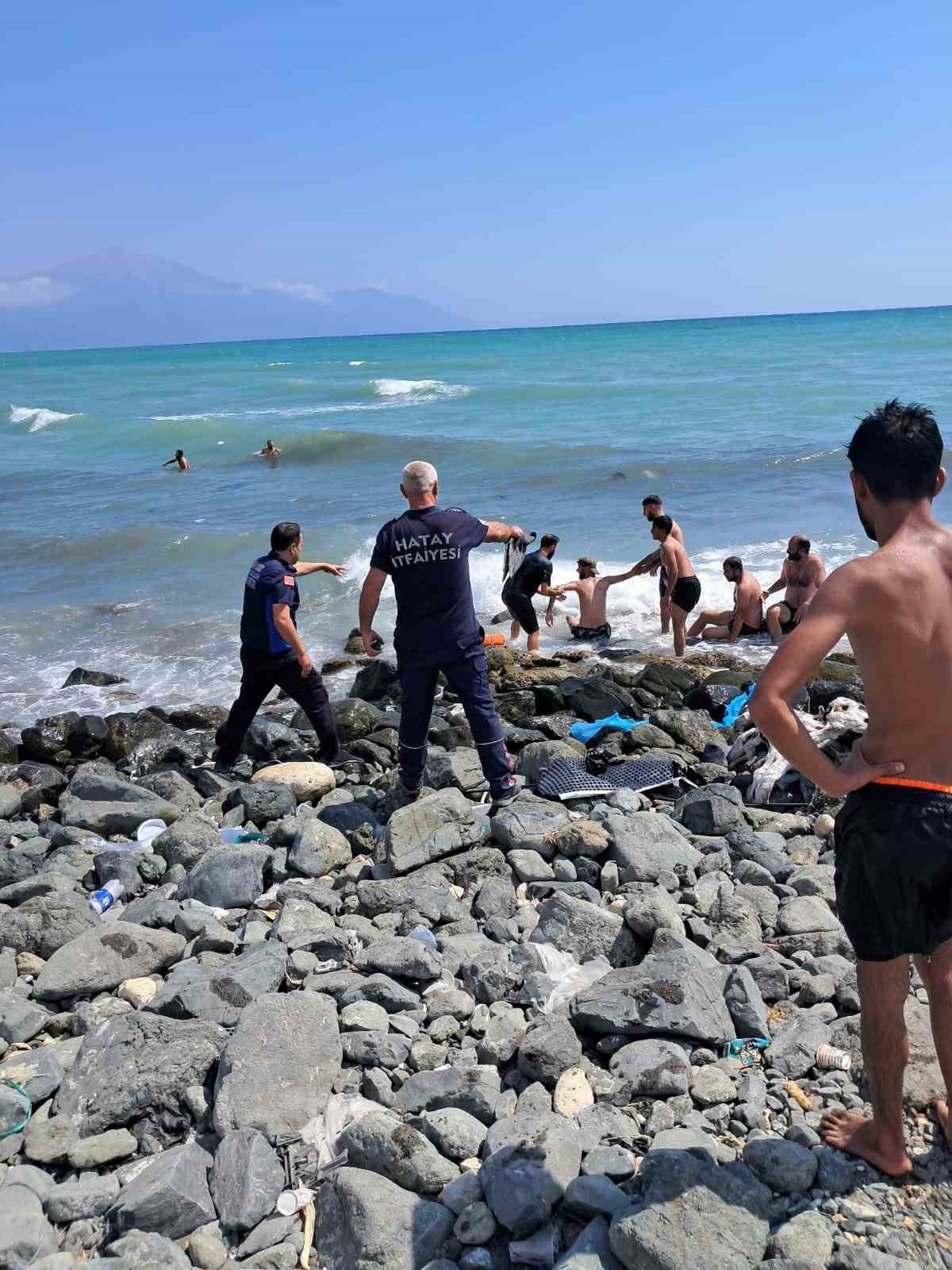 Hatay’da denizde akıntıya kapılan 2 gencin korku dolu anları kamerada
