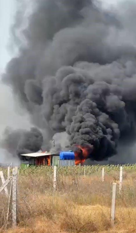 Silivri’de konteynerde çıkan yangın tarlaya sıçradı