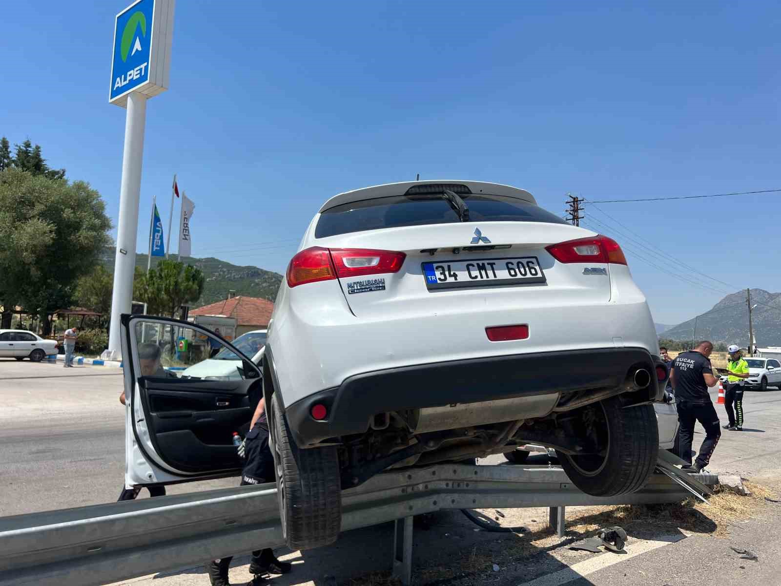 Burdur-Antalya Karayolu’nda iki otomobil çarpıştı: 2’si çocuk 5 yaralı