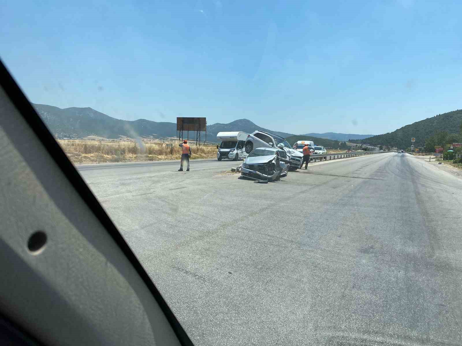 Burdur-Antalya Karayolu&rsquo;nda iki otomobil &ccedil;arpıştı: 2&rsquo;si &ccedil;ocuk 5 yaralı
