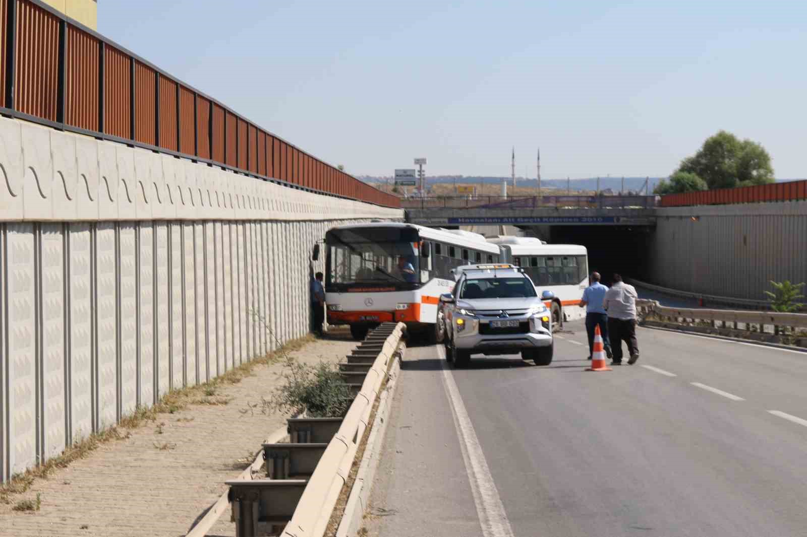 Üniversiteye giden belediye otobüsü bariyerlere çıktı, facia kıl payı ile atlatıldı