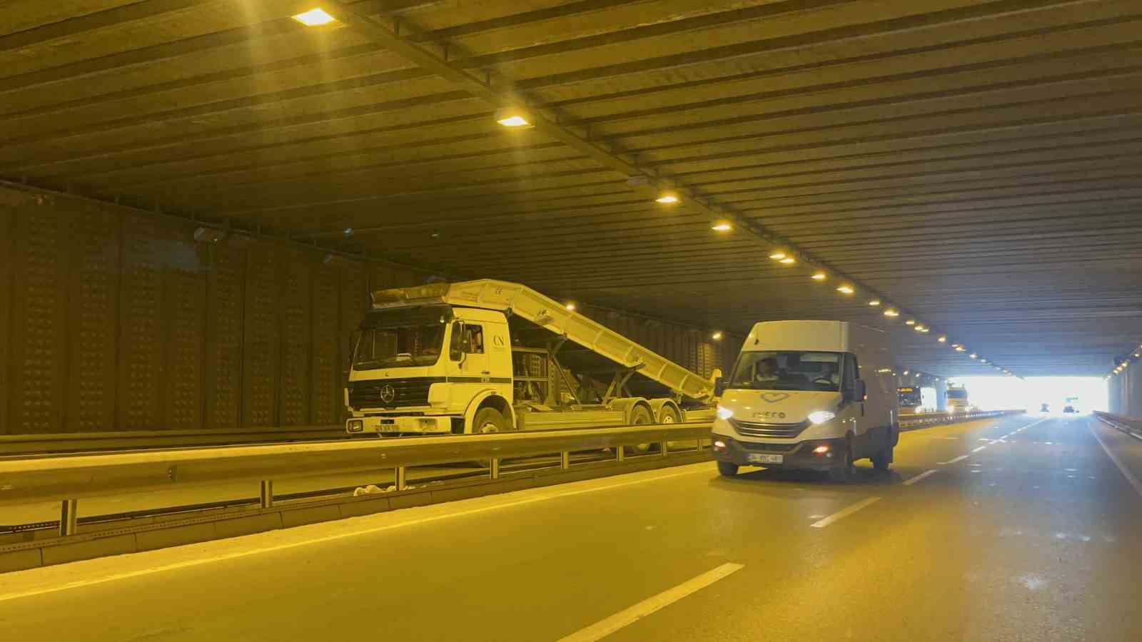 Üniversiteye giden belediye otobüsü bariyerlere çıktı, facia kıl payı ile atlatıldı