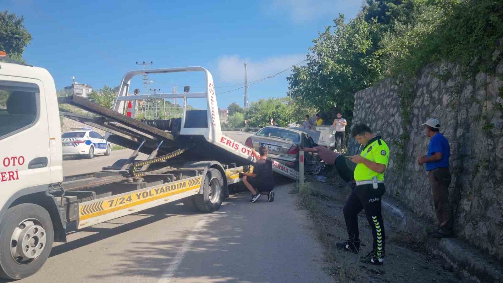 Sinop’ta otomobil duvara çarptı: 1’i bebek 3 yaralı