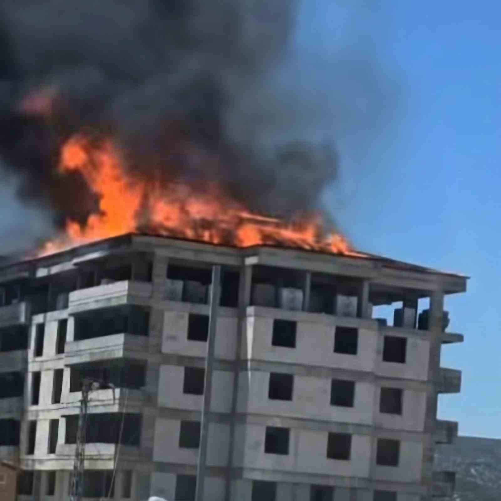 Araban’da 5 katlı bina inşaatının çatısında yangın çıktı