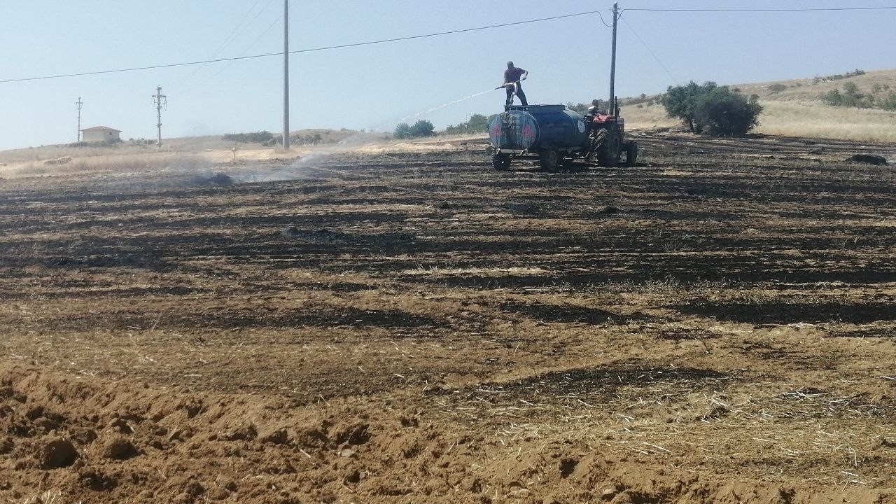 Isparta’da 30 dönümlük tarla yanarak kül oldu
