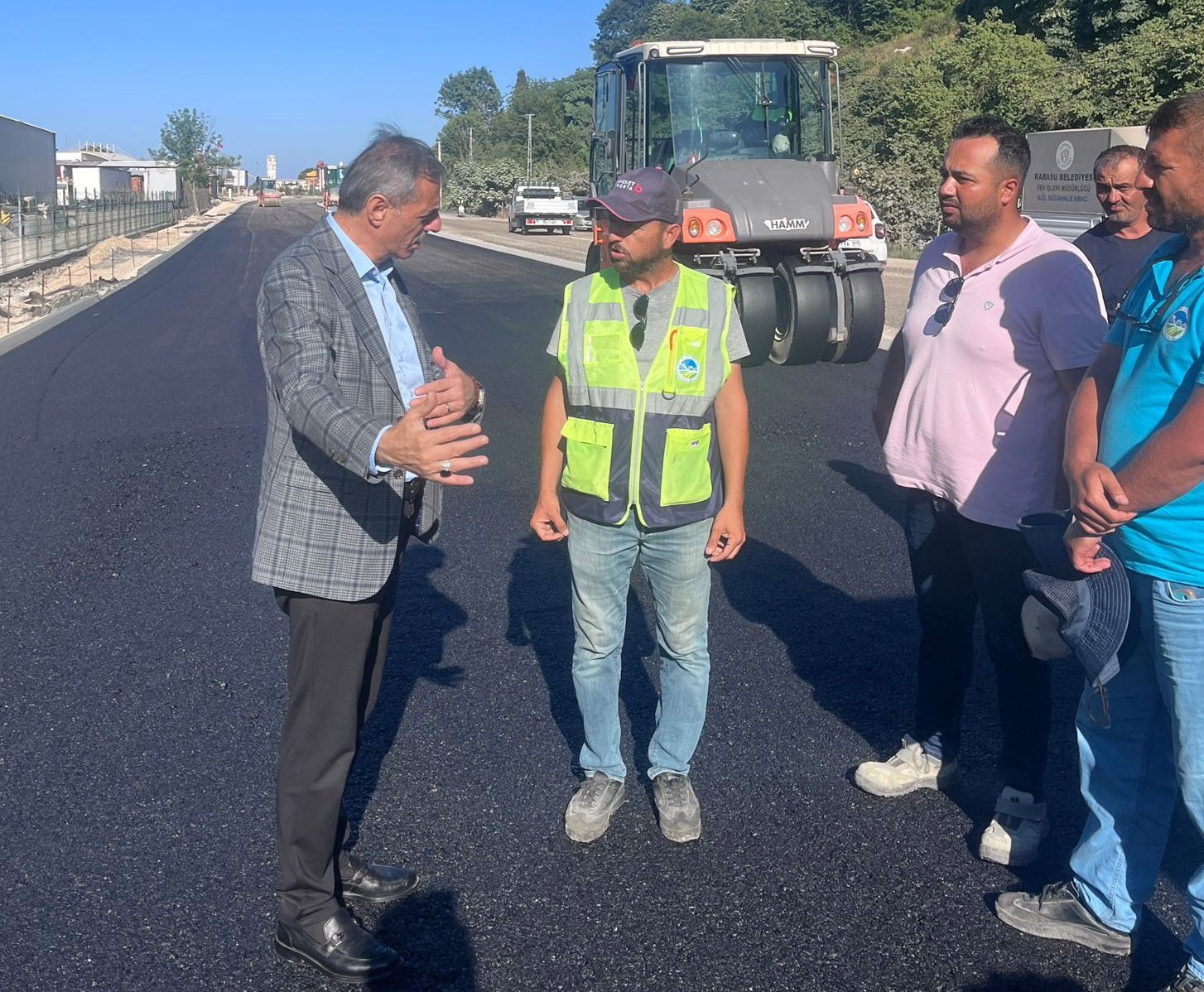 Karasu’nun o caddesi 11 bin ton sıcak asfaltla sil baştan yenileniyor