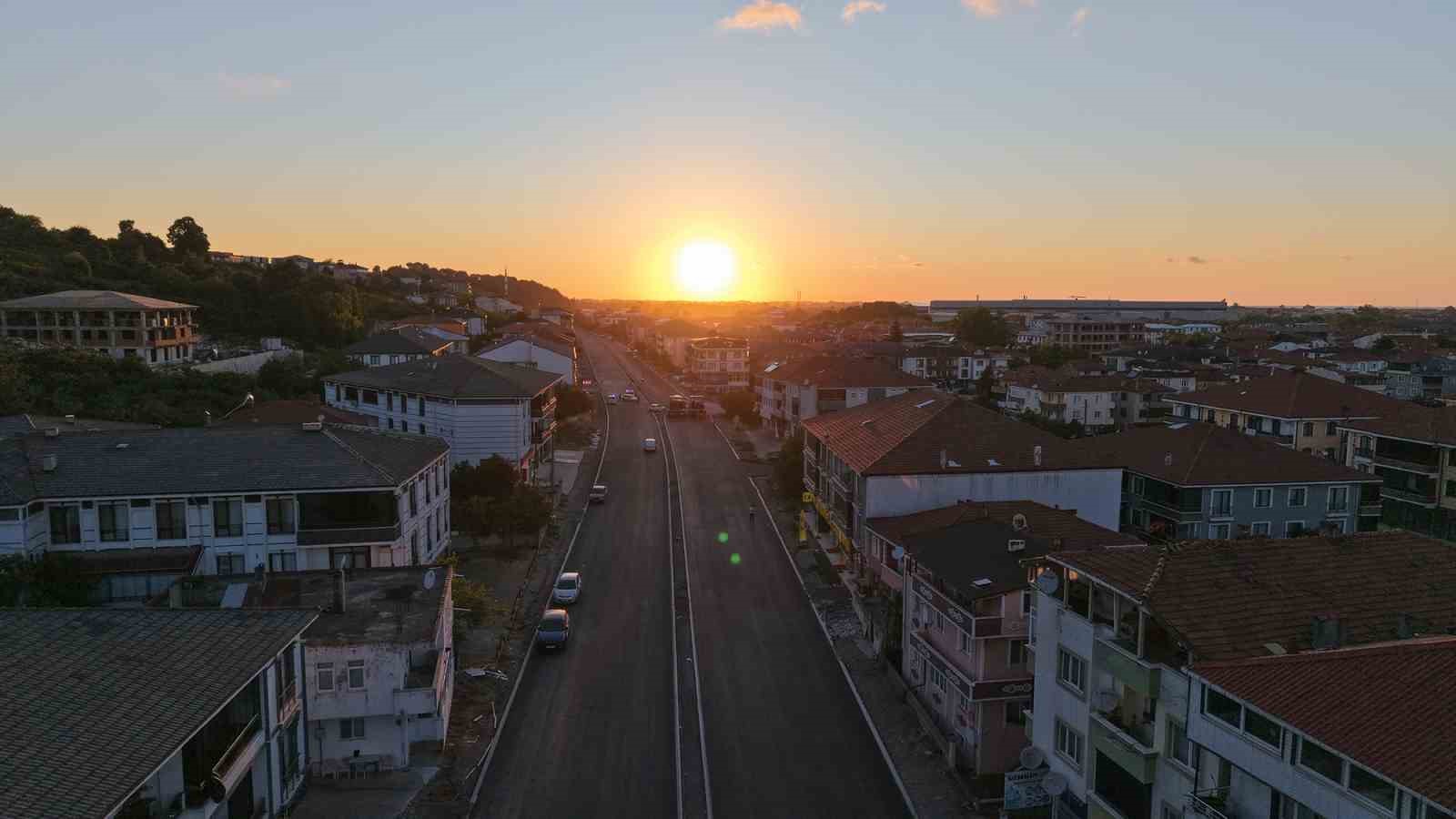 Karasu&rsquo;nun o caddesi 11 bin ton sıcak asfaltla sil baştan yenileniyor
