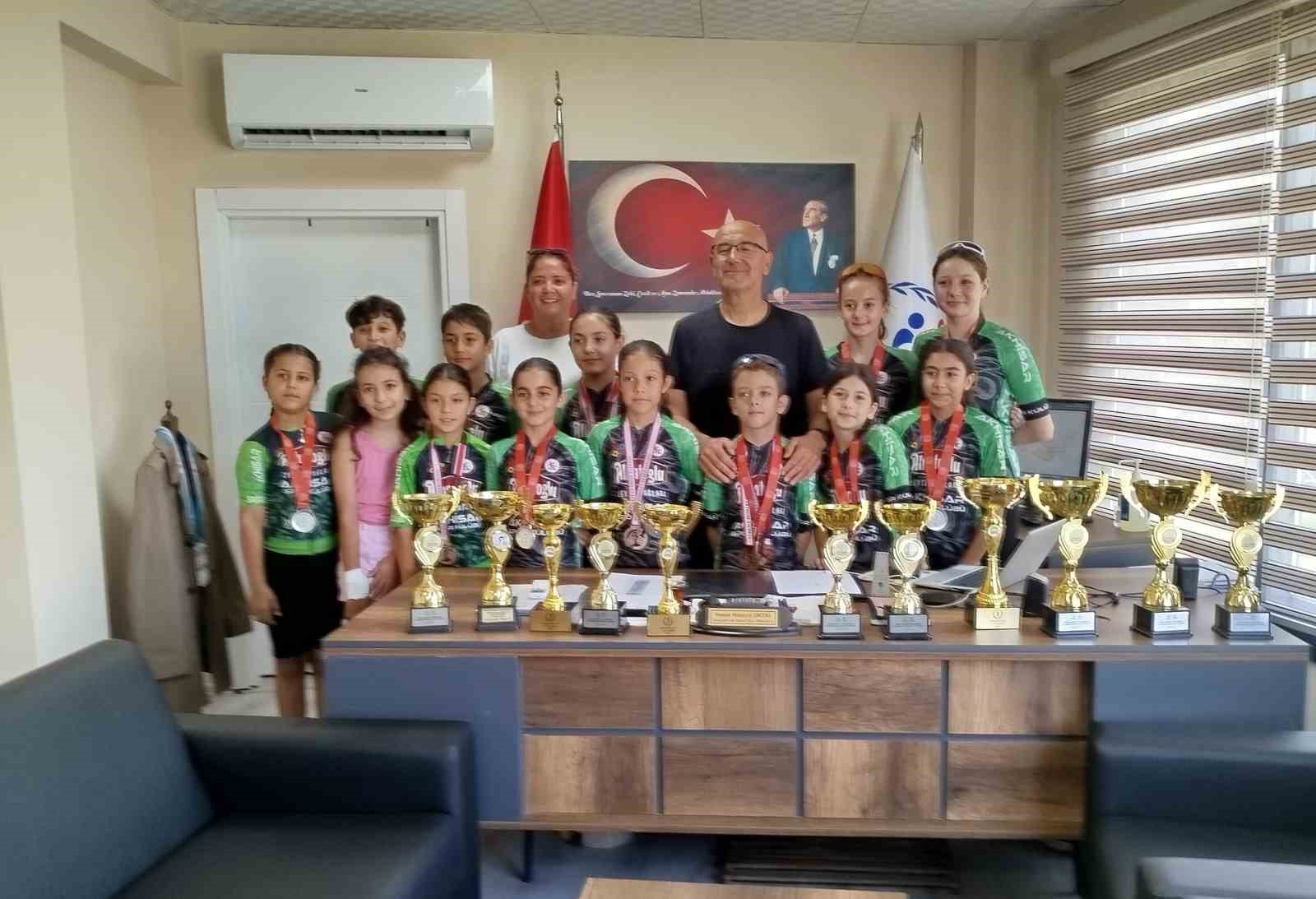 Başarılı bisikletçilerden ilçe müdürüne ziyaret