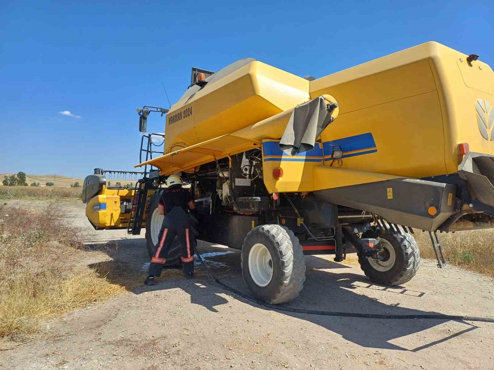 Tarlada &ccedil;alışan bi&ccedil;erd&ouml;verde korkutan yangın
