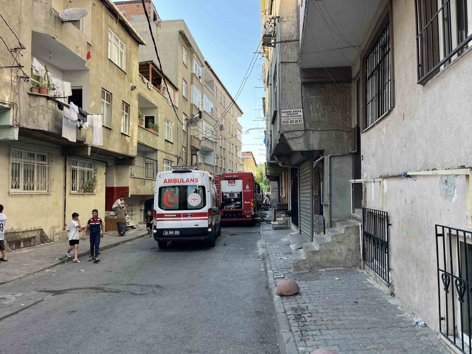 Bağcılar&rsquo;da 5 katlı binada yangın
