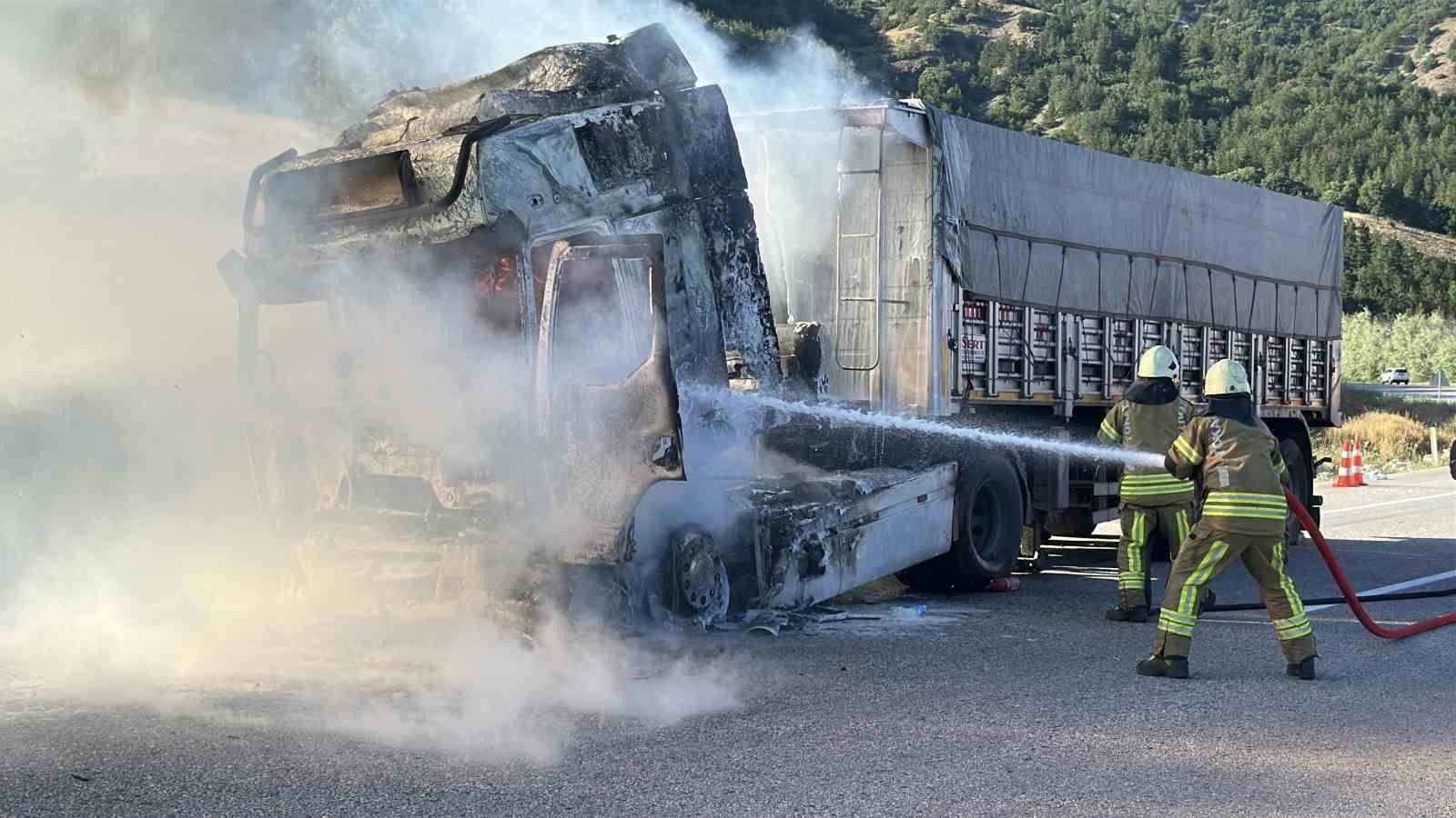 Seyir halindeyken alev topuna dönen tır kullanılamaz hale gedi