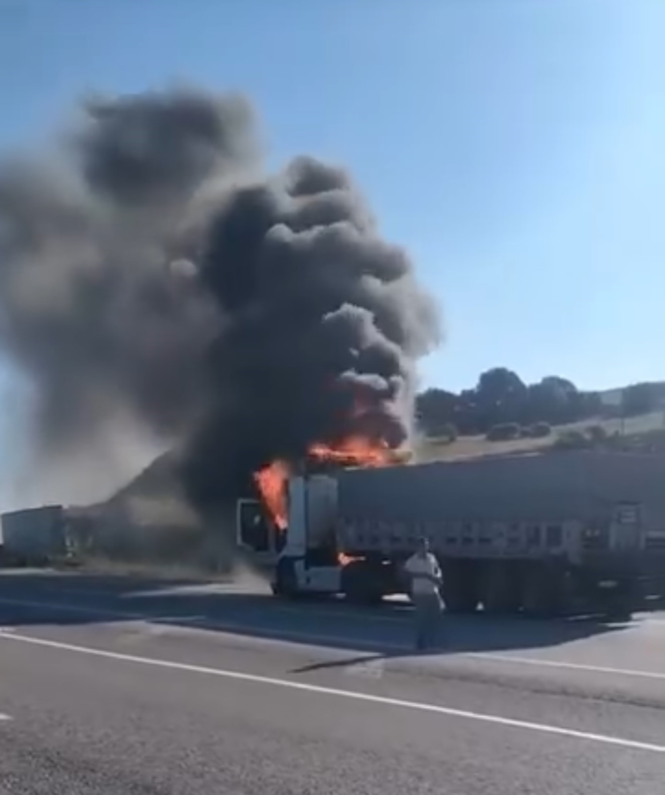 Seyir halindeyken alev topuna dönen tır kullanılamaz hale gedi