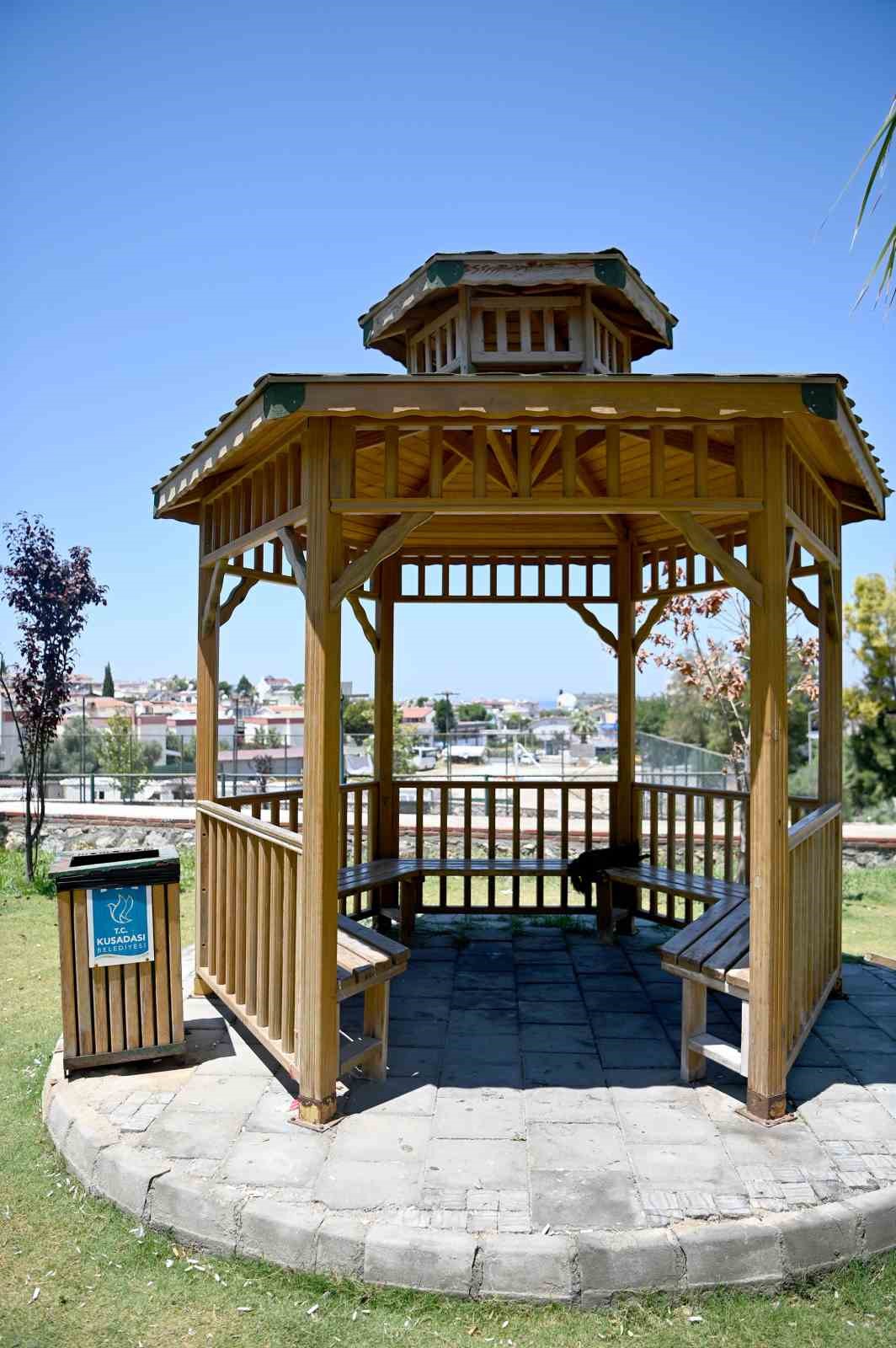 Kuşadası Belediyesi&rsquo;nin temizlik &ccedil;alışanlarından &ccedil;evreye duyarlılık &ccedil;ağrısı
